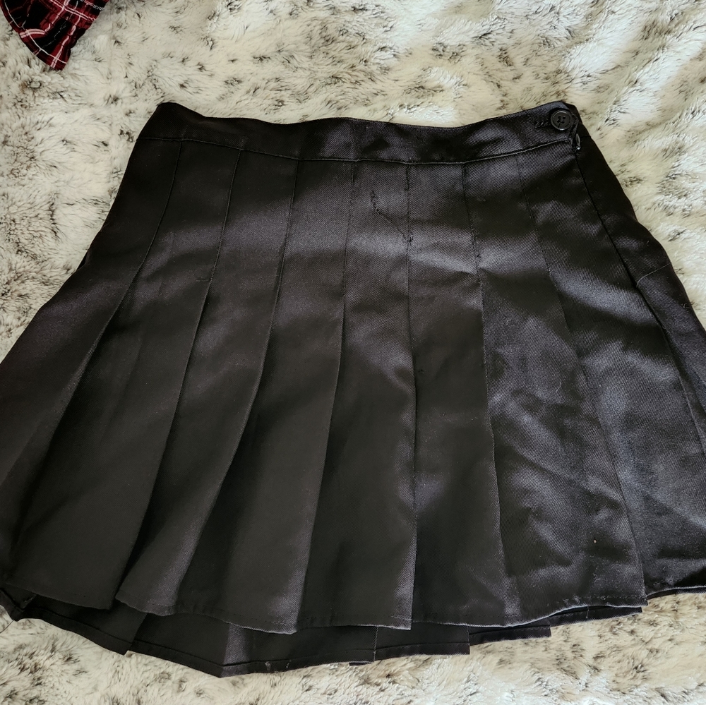 Basic black pleated mini school girl skirt (size large in asian sizing)